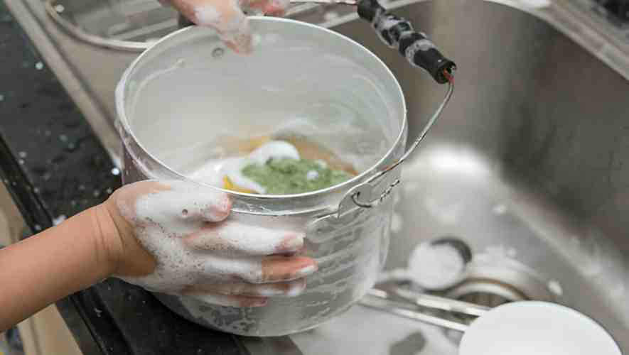 Best Ways to Clean Your Slow Cooker: Dishwasher or Hand Wash?